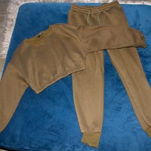 Olive green cropped top with pants with drawstring sweatsuit